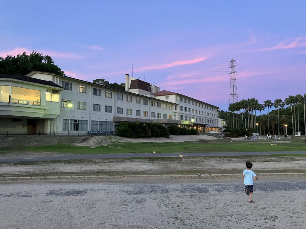 夕焼けをバックにした休暇村大久野島