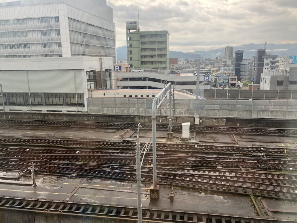 福井マンテンホテル駅前の部屋の窓から見える新幹線かがやき