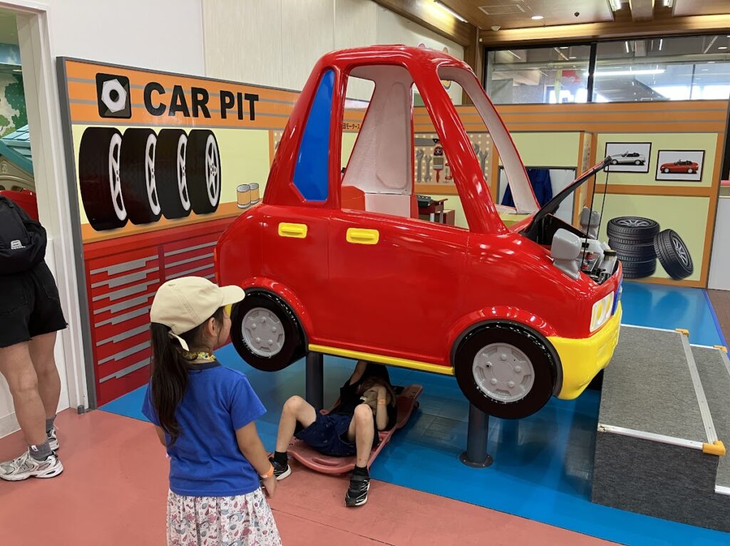 おもちゃの車を点検する子供