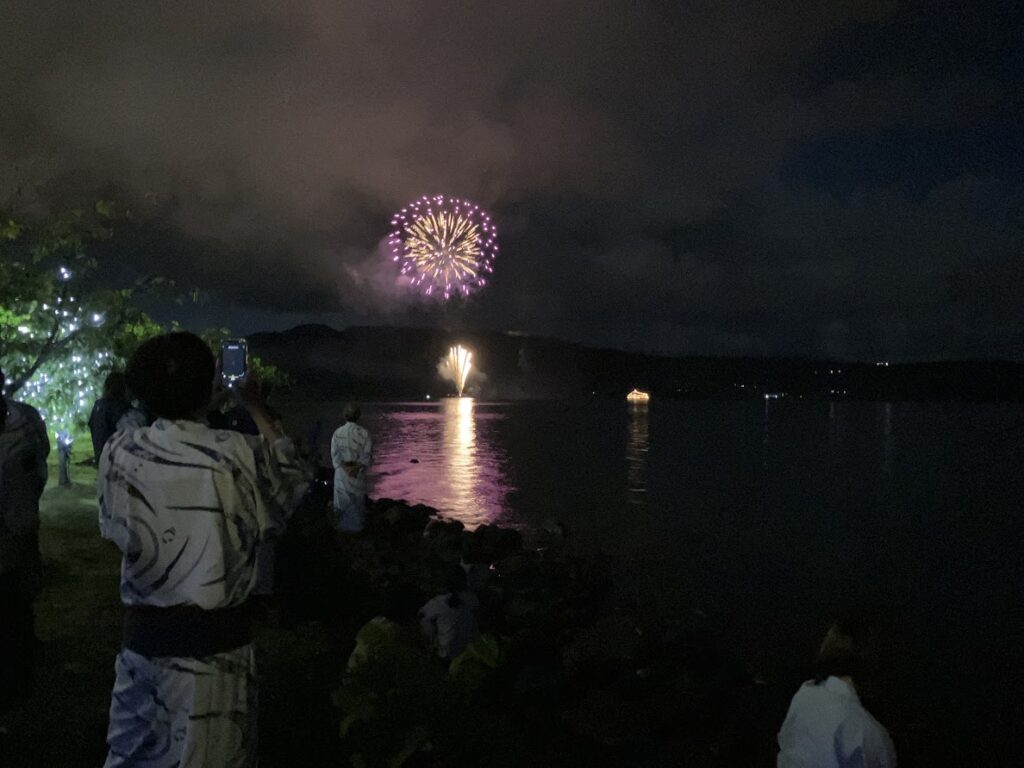 洞爺湖に打ち上げられた花火の様子