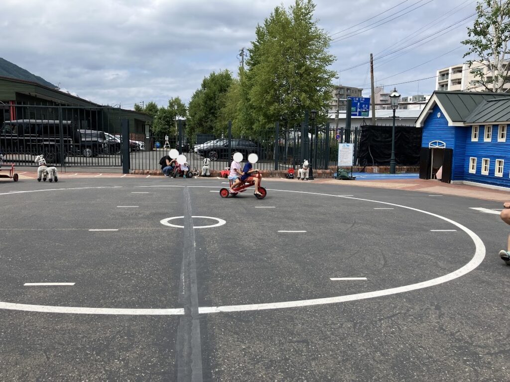 変わり種自転車で遊ぶ子供達